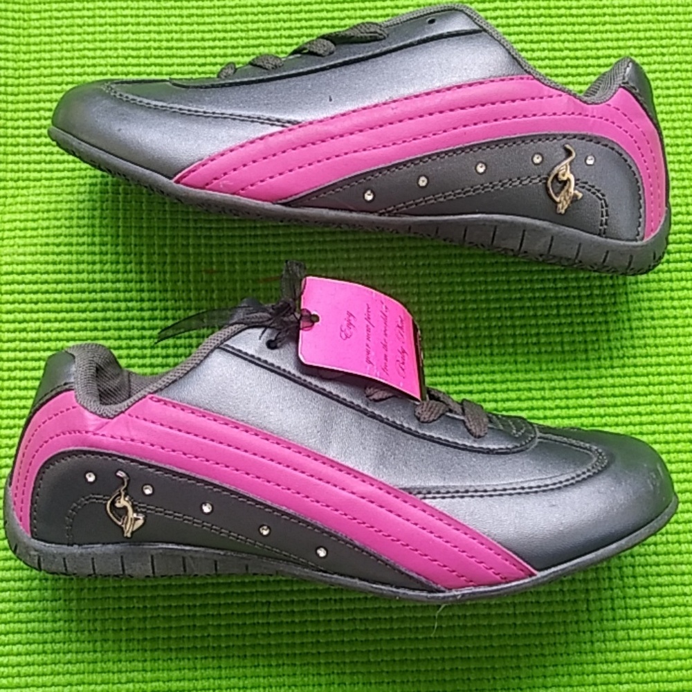 Tennis shoes